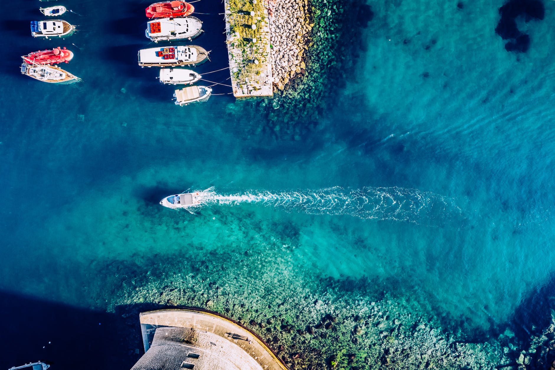 Greece Beaches, Crystal Waters, Golden Sand, Coastal Scenery, Volcanic Beauty, Hidden Gem, Secluded Paradise, Vibrant Hotspot, Serene Environment, Unique Pink Sand, Gorila Travel,